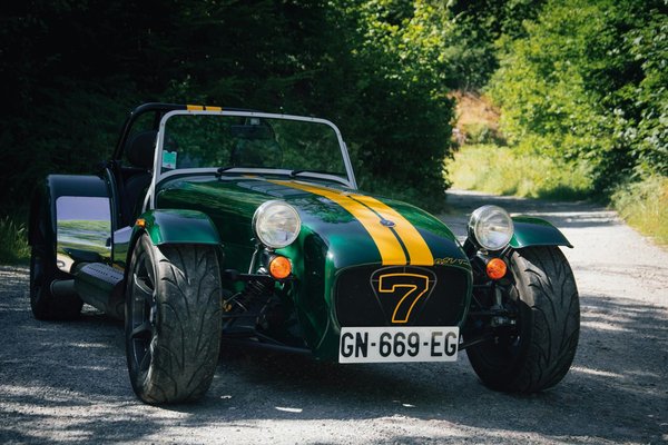 How to Select the Ideal Roll Bar Padding for Safety in a Caterham 7 Track Day Car?